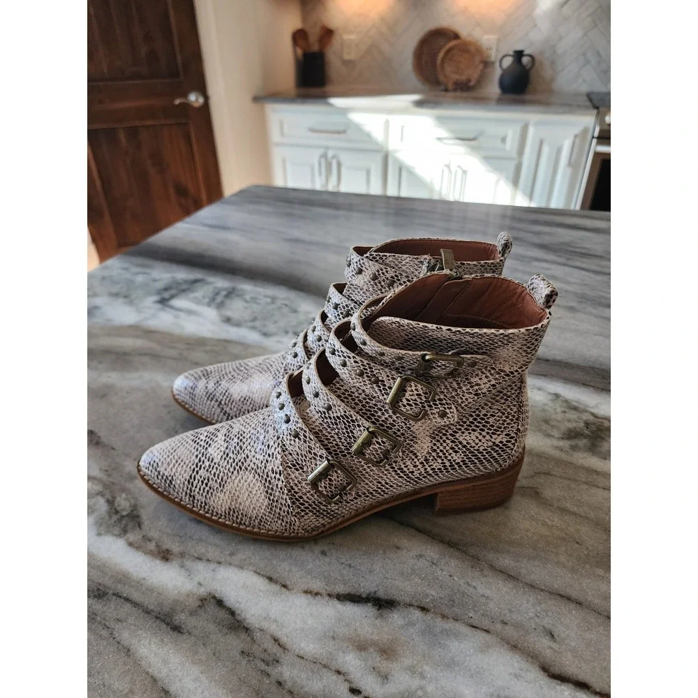 Boutique Womens Snakeskin Print Studded Multi Buckle Ankle Booties Size 8.5